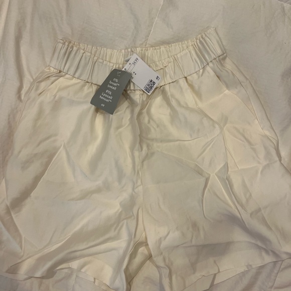 Brand new H&M white shorts, perfect for summer time - Picture 2 of 2